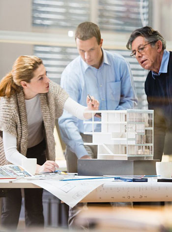 Grupo de arquitectos analizadno un nuevo proyecto