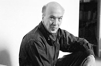 Luis Barragán sentado en los peldaños de una escalera 