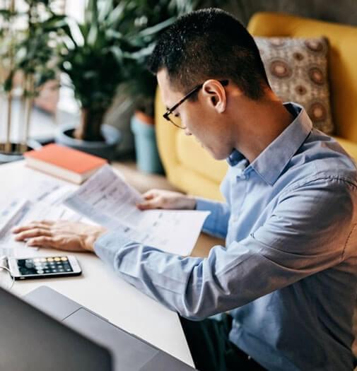 Persona analizando una cotización