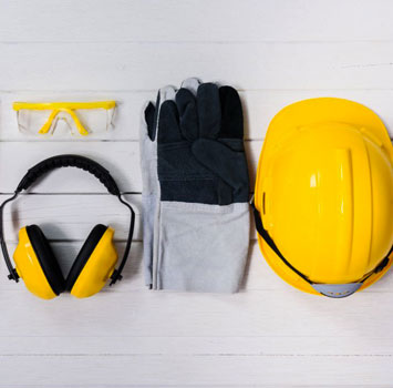 Elementos de un equipo de seguridad industrial con un fondo blanco