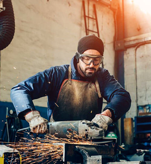 Herrero utilizando equipo de seguridad mientras trabaja