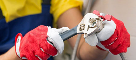 Trabajador usando guantes de protección