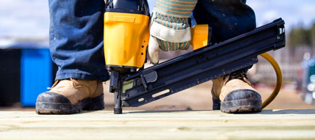 Trabajador utilizando botas de protección en obra