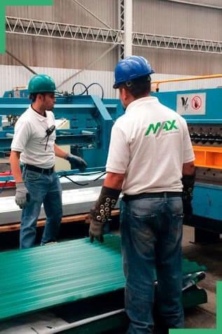 Trabajadores supervisando el proceso de acanalado.