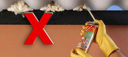 Manos de trabajador aplicando espuma de poliuretano en láminas acanaladas