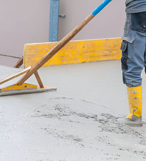 Trabajador alisando firme de concreto con una talocha