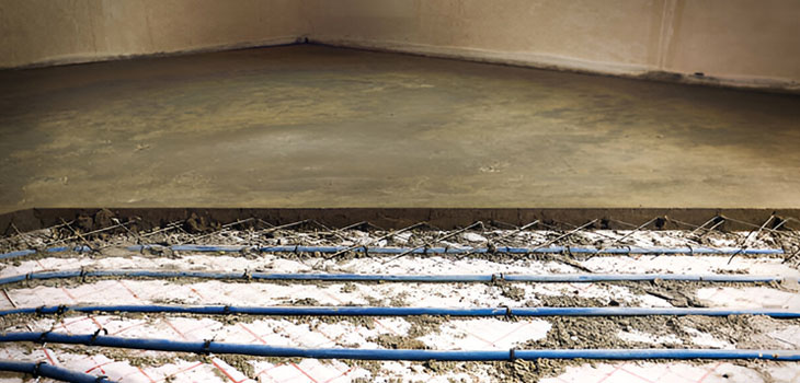 Mitad culminada de un firme de concreto en construcción