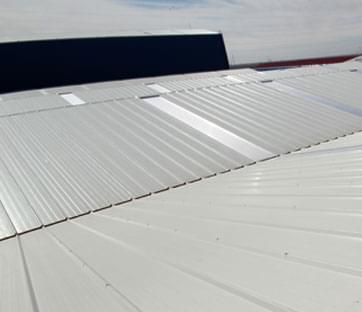 Acercamiento a techo de bodega construido con Galvatecho