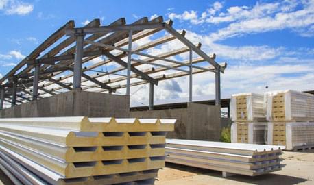 Galvatecho almacenado en el sitio de una obra