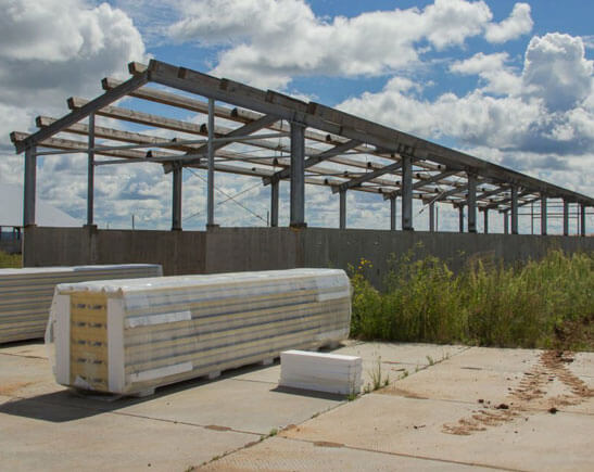 Piezas de galvatecho apiladas en sitio de construcción