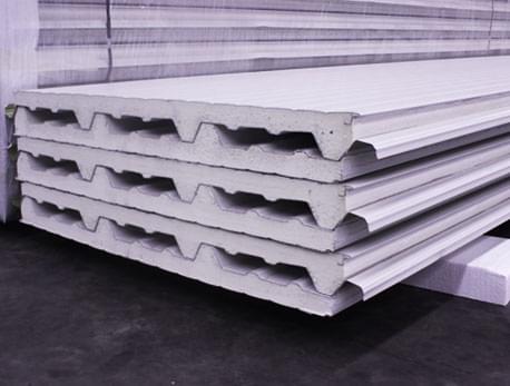 Piezas de Galvatecho acomodadas unas sobre otras dentro de un almacén