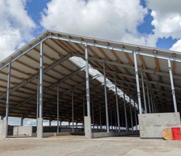 Techo de nave industrial construido con panel galvatecho