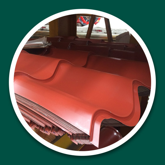 Lámina galvateja apilada en almacén