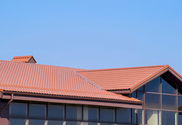 Lámina galvateja en techo de resort