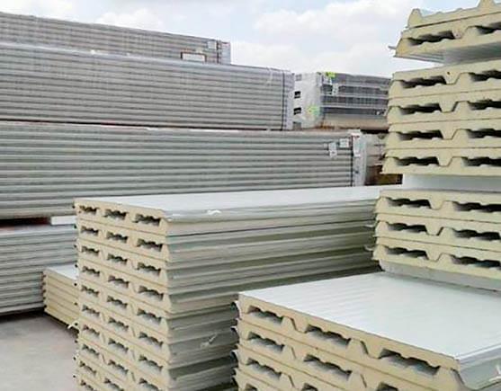 Láminas acanaladas galvanizadas acomodadas sobre una tarima.