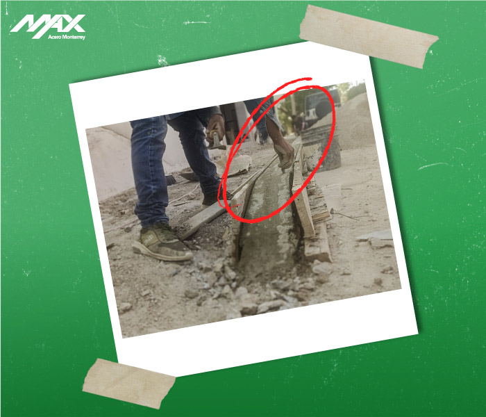 Maestro albañil espolvoreando cemento para pulir la guarnición