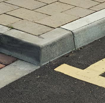 Esquina de guarnición en banqueta de adoquines