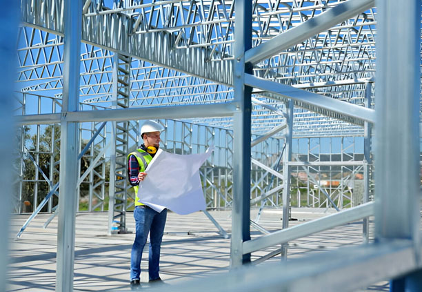 Trabajador revisando estructura de hss