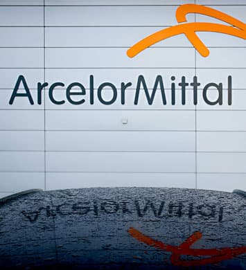Logo de Arcelor Mittal en fachada