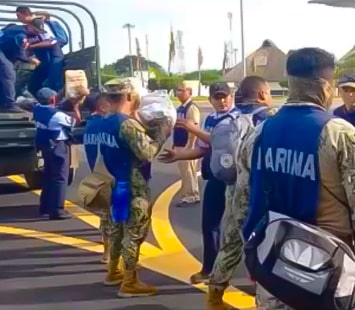 Elementos de la Marina Nacional almacenando provisiones para el embate del Huracán Beryl 