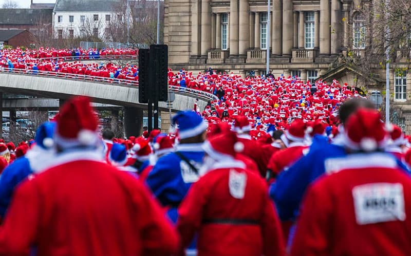 Personas disfrazadas de Santa Claus en carrera