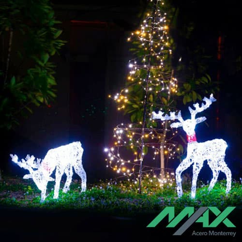 Renos de alambre con luces junto a árbol de Navidad