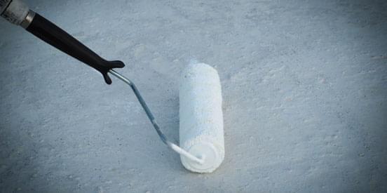 Aplicación de segunda capa de impermeabilizante sobre techo