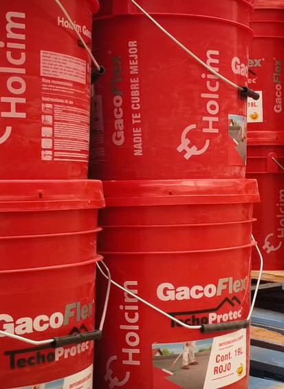 Cubertas de impermeabilizante Gacoflex apiladas en bodega