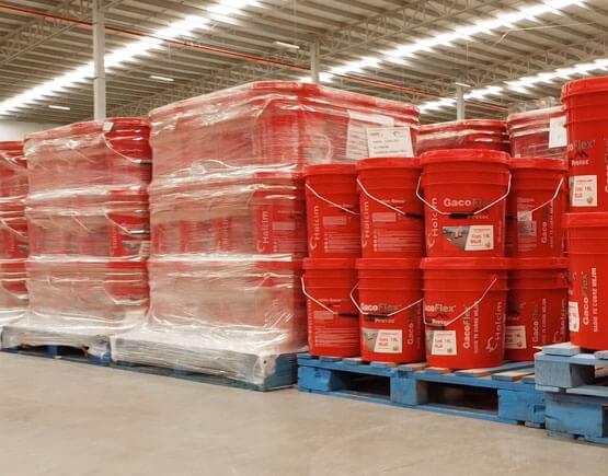 Cubetas de impermeabilizante elastomérico GacoFlex en un almacén