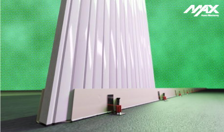 Trabajador instalando el primer panel Multymuro en el extremo izquierdo de una estructura