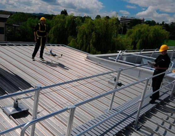 Trabajadores una obra realizando la instalación de la lámina acanalada Kr-18