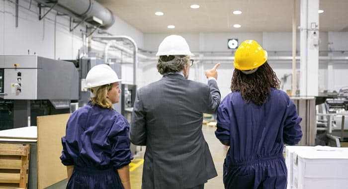 Personal inspeccionando instalaciones de trabajo - Mantenimiento industrial