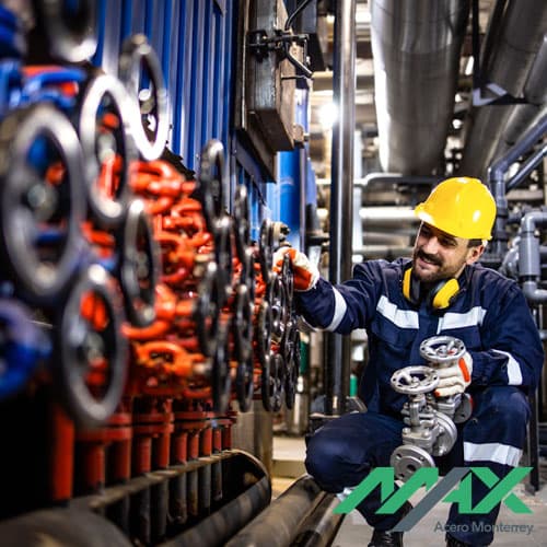 Trabajador dando mantenimiento a válvulas en planta