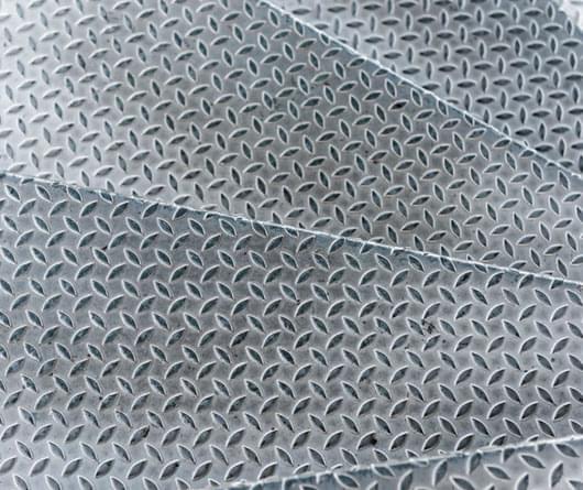 Superficie con relieves en forma de diamante de la lámina antiderrapante.