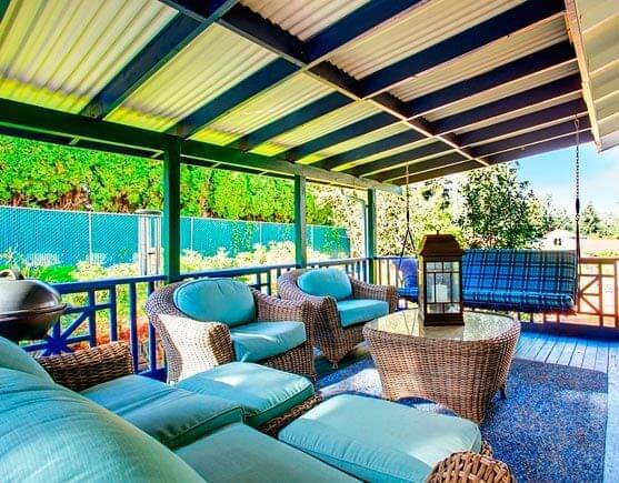 Terraza de una casa con techo de lámina acanalada.