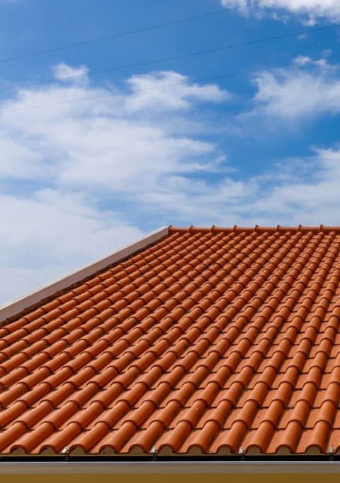 Techo de dos aguas construido con lámina de fibrocemento roja