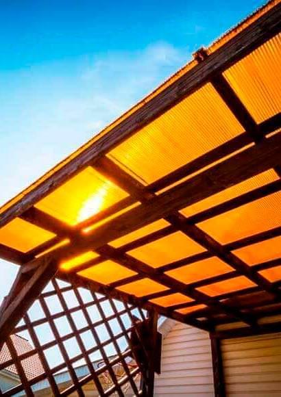 Lámina de policarbonato celular instalada en el techo de un terraza habitacional..