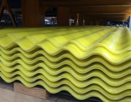 Conjunto de lámina de poliéster apilado en el interior de una bodega