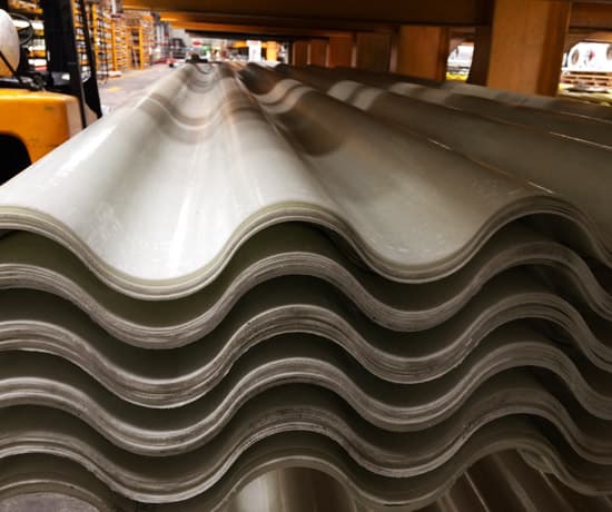 Conjunto de lámina de poliéster Cubrelit apilado dentro de una bodega