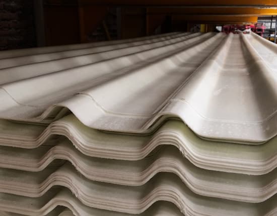 Vista superior de cúmulo de lámina de poliéster Poliacryl acomodado en una bodega