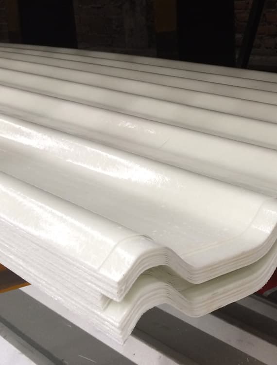 Vista superior de pila de lámina de poliéster en bodega