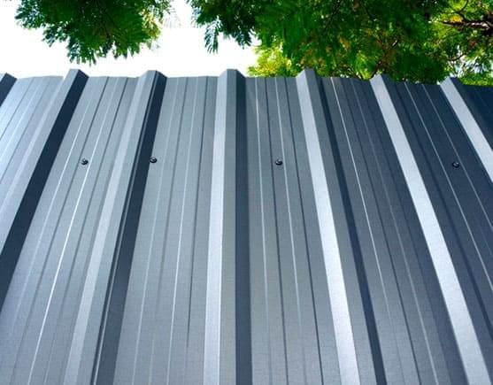 Lámina KR-18 con acabado gavanizado, se aprecia su estructura acanalada.