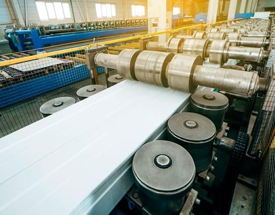 Proceso de fabricación de la lámina KR-18 en una maquina de rolado.