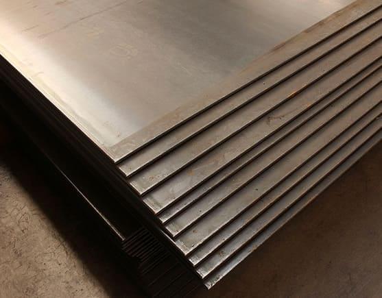 Láminas lisas acomodadas unas sobre otras.