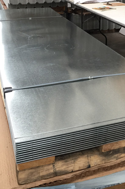 Diversas piezas de lámina lisa estibadas dentro de un almacén