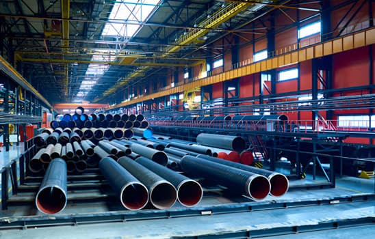 Tubos de lámina de acero negra en el interior d una bodega