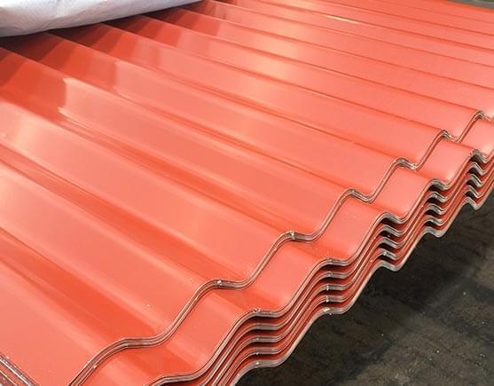 Lámina ondulada con acabado pintro en bodega.