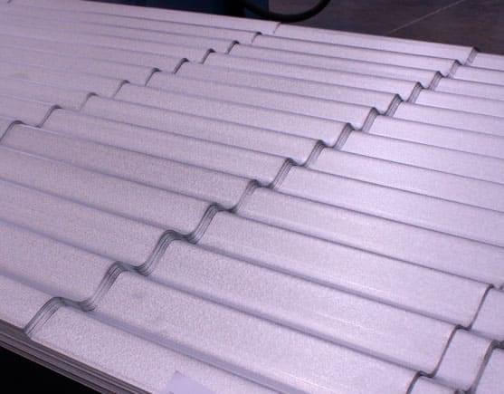 Láminas onduladas acomodadas en bodega para su comercialización.