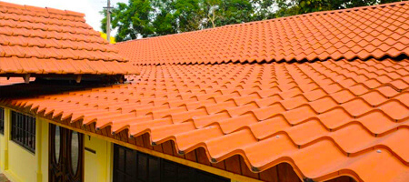 Techo de casa construido con lámina tipo teja