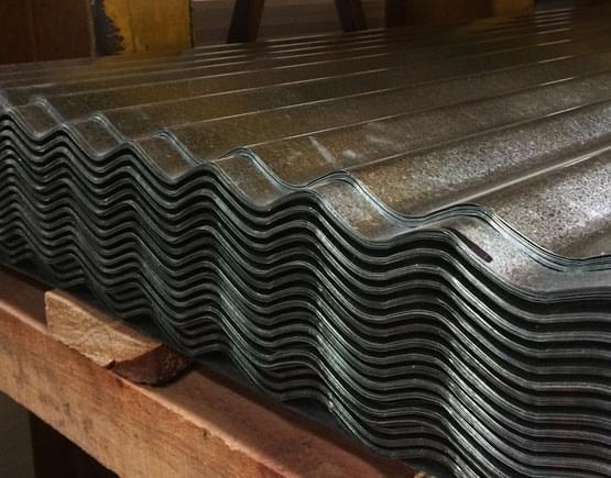 Láminas acanaladas apiladas en un almacén listas para tranportar